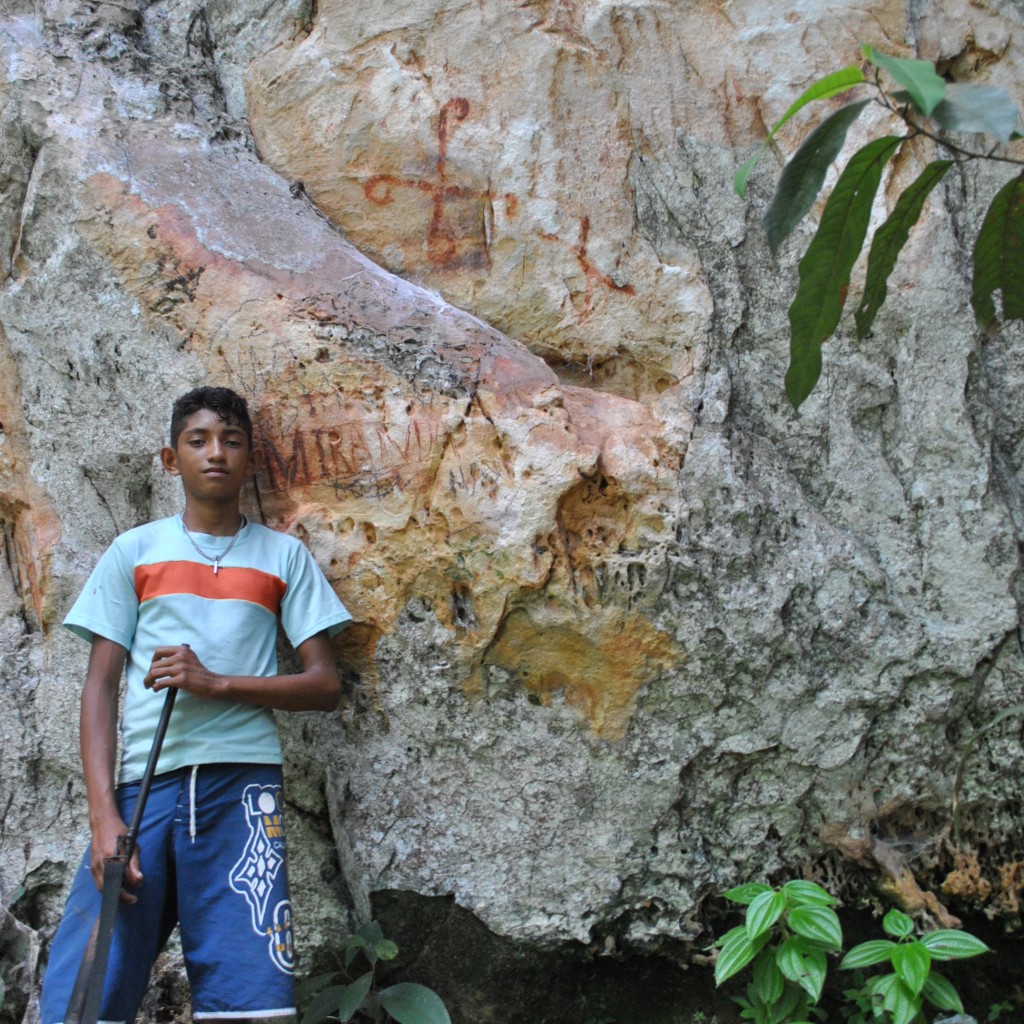 Menino da Comunidade de Cachoeira Porteira no sítio arqueológico do Morro do Cachorro, Oriximiná (PA).